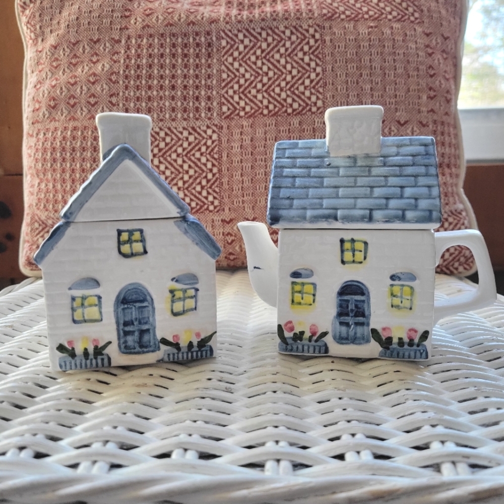 Vintage Cottagecore House Teapot and Sugar Set ADORABLE!!